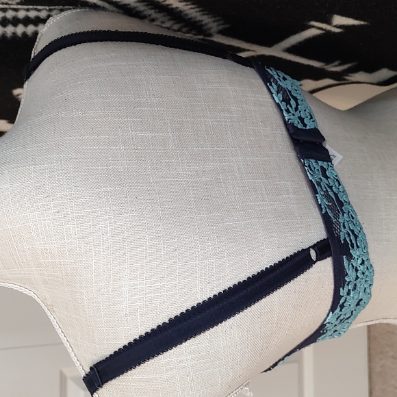 💕EUC Wacoal Brand Intimates Ladie's Embrace Lace Unlined Underwire Lace Bra, 34 - Picture 8 of 10